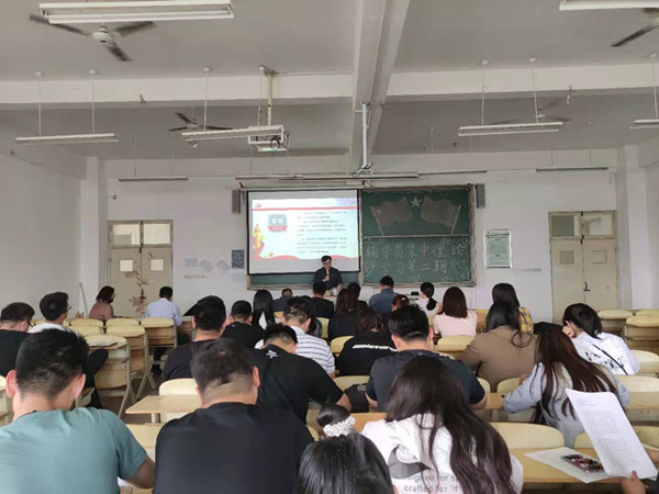 张嘉程讲课_副本.jpg